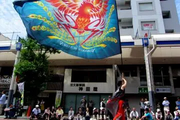 Certains drapeaux sont très vifs et colorés