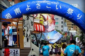 L'entrée de la rue où les performances ont lieux