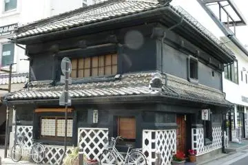 old merchant style house with traditional criss-cross pattern on the wall (Photo: <a href="http://www.flickr.com/photos/hiroshimagab" target="_blank" rel="noreferrer noopener nofollow">jjwalsh</a>)