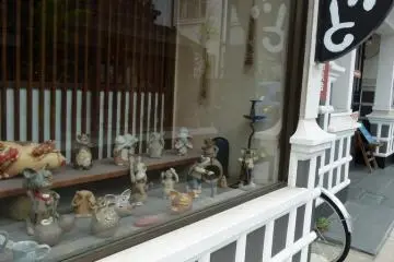 great pottery and ceramic shop, friendly potter who speaks a bit of English, trained in HAGI (Photo: <a href="http://www.flickr.com/photos/hiroshimagab" target="_blank" rel="noreferrer noopener nofollow">jjwalsh</a>)