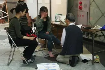 This free experience workshop helps participants understand what kind of shoes are best for them because of how they walk and put pressure on their feet.