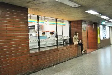 The Seven Eleven inside the station