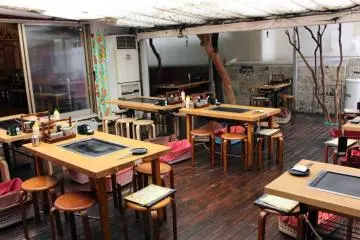 Bring your friends to Sakuratei for all-you-can-eat okonomiyaki. English language menus are available.