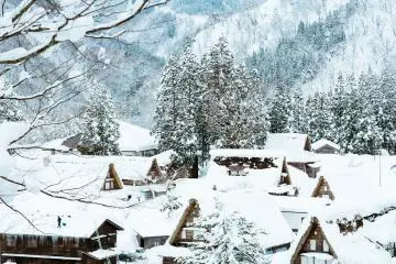 Gassho-zukuri Houses (Photo: <a href="https://unsplash.com/photos/XR4NGGhvpiU" target="_blank" rel="noreferrer noopener nofollow">takahiro taguchi</a> / Unsplash)