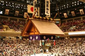 Tokyo's Ryogoku Kokugikan, the spiritual home of sumo (Photo: <a href="https://commons.wikimedia.org/wiki/File:Ryogoku_Kokugikan_Tsuriyane_05212006.jpg" target="_blank" rel="noreferrer noopener nofollow">Goki</a> / <a href="https://creativecommons.org/licenses/by-sa/3.0/deed.en" target="_blank" rel="noreferrer noopener nofollow">CC BY-SA 3.0</a>)