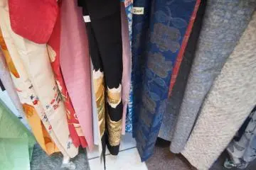 The secondhand kimonos sold here usually have stains, so check each garment carefully before buying it! Some can be hidden, but others were quite obvious, like on the sleeves.