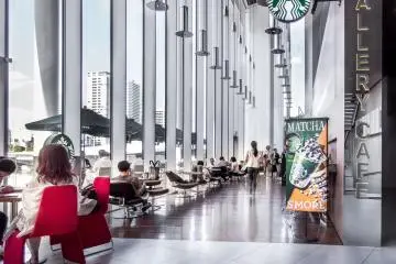  Even though I don’t usually make a point of going to Starbuck’s, its prime location offers an excellent place to relax and admire the waterfront outside