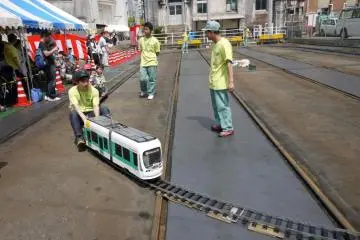 Mini "Greenmover" Tram (Photo: <a href="http://www.gethiroshima.com" target="_blank" rel="noreferrer noopener nofollow">GetHiroshima</a>)