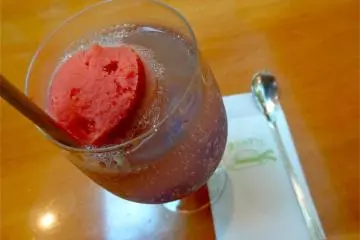 <p>Enjoying the "Here Comes the Sun" Creamed Soda made with blood-orange sherbet and a straw made out of real straw, &yen;580</p>