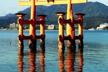 Se dice que la puerta Tori "flota" pero el reflejo en el agua en esta toma me recuerda que sus "raices" son realmente profundas.
