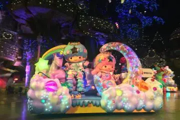 Kiki and Lala on their parade float