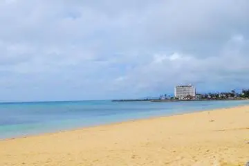Clear water and soft sand at Moon Beach