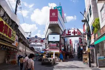 Mantra is literally on the right of this photo (Photo: <a href="https://commons.wikimedia.org/wiki/File:Ameya_Yokocho_Shopping_Street_2016_(32126807114).jpg" target="_blank" rel="noreferrer noopener nofollow">Dick Thomas Johnson from Tokyo, Japan / CC BY 2.0</a>)