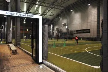 아디다스가 후원하는 실내 축구장
