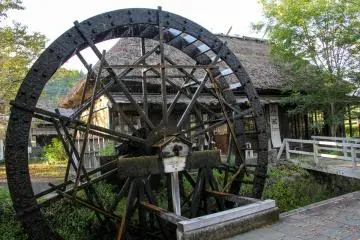 Just before the stairs to go down to the waterfalls basin there is this beautiful watermill