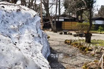 더위 속에 천천히 녹고 있는 큰  눈더미