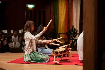 คนดูอาสาสมัครสามารถเรียนรู้วิธีการเล่นไทโคะที่ใช้ในละครโนะ
