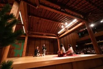 คนดูอาสาสมัครสามารถเข้าไปร่วมกับนักดนตรีบนเวทีได้