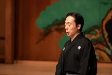 เทรุชิสะ โอชิมะแสดงการร้องเพลงในละครโนะ