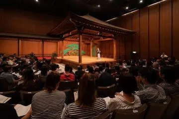 ศาสตราจารย์ริชาร์ด เอ็มเมอร์ท เป็นผู้นำเวิร์คช็อปนี้ที่เวทีโรงละครโนะโรปเปอิตะ XIV