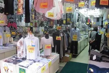 Affordable clothes for around 2000 yen in Sugamo on the northern part of the Yamanote line in Tokyo