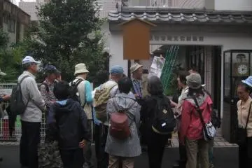 There´s even a elderly tour group to this famous shopping district