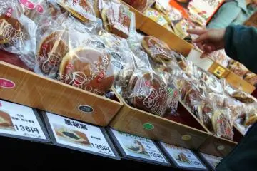 Dorayaki is a sweet red bean bun popular in many stores in Sugamo Markets Tokyo (Photo: <a href="http://www.flickr.com/photos/oimax/478349785/sizes/l/in/photolist-JgEJ6-2jPvc4-2jQguD-2jU2Xh-2jUp5u-3oKccy-492Avo-4iF9YW-4iUd4Q-4FK8wS-4QLqcg-4QLrgr-4QLvXk-4QQyty-4QQzzG-4QQE6d-4QQGQW-5fnyDr-5m1PGZ-5ow7k4-5oAtbb-5tsi4g-5tsieF-5tsjkZ-5tsjwn-5tsjKM-5tsqX8-5" target="_blank" rel="noreferrer noopener nofollow">Toshihiro Oimatsu</a>)