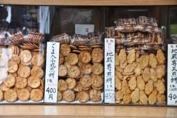 Various kinds of rice crackers on display in Sugamo Markets Tokyo (Photo: <a href="http://www.flickr.com/photos/marufish/3946806430/sizes/o/in/photolist-71Lq3J-71Lqgs-71Lqs7-71LqR1-71Lrgy-71Lrum-71LrHb-71Lsm3-71LsPm-71Lt2b-71Ltfu-71LtTQ-71Lu77-71LuuW-71Lv8L-71Lwi7-71LwKQ-71LxBo-71LxZE-71LyjS-71Lyxj-71LyKy-71LyXJ-71LzbA-71LzmC-71LzKy-71L" target="_blank" rel="noreferrer noopener nofollow">Marufish</a>)