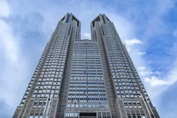 The market is right by the Tokyo Metropolitan Government Building (Photo: <a href="https://www.flickr.com/photos/noxstar/39528074710" target="_blank" rel="noreferrer noopener nofollow">Espen Faugstad</a> / <a href="https://creativecommons.org/licenses/by/2.0/" target="_blank" rel="noreferrer noopener nofollow">CC BY 2.0</a>)