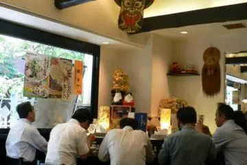 카운터 석을 가득 메운 샐러리맨들의 뒷모습. 일본인들의 라면 사랑은 직접 보지 않고는 알 수 없을 듯 ..