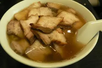 야키부타라멘 다른 라멘집들과 달리 챠슈가 그릇 가득 쌓여져 나온답니다.