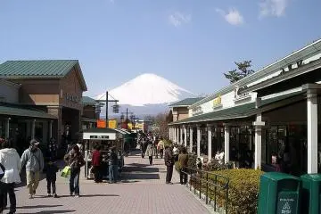 In clear weather, Mt. Fuji can be easily viewed from the outlets (Photo: <a href="http://en.wikipedia.org/wiki/File:Gotemba_premium_outlets1.jpg" target="_blank" rel="noreferrer noopener nofollow">Wikipedia Commons</a>)