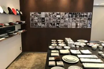 พื้นคอนกรีตที่สะอาดสะอ้านของร้านให้บรรยากาศอันสละสรวย