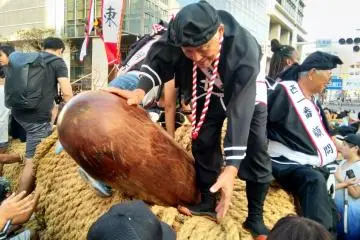 After the event, participants climb on the rope for celebratory photos.