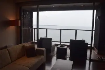 The large windows give you perfect bay views