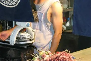 Yakitori menunggu untuk dipanggang