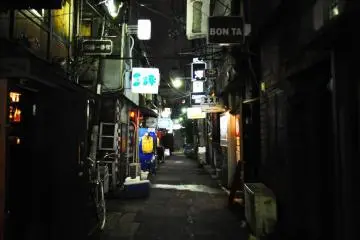 The narrow alleyways of Golden Gai. (Photo: Michelle Madden)