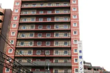 Toyoko Inn Shinagawa is a high rise on the main road south bound from the west exit of JR Shinagawa Station with 3 car parking spaces in front of the hotel