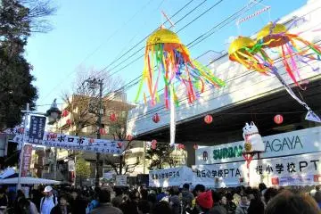 벼룩 시장 속 축제 분위기