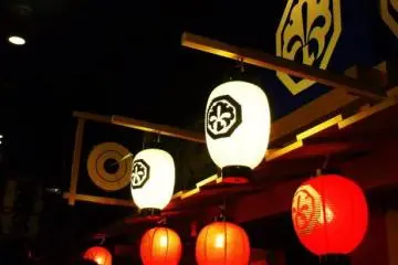 The decor is reminiscent of a river bank during a festival. Very nice!
