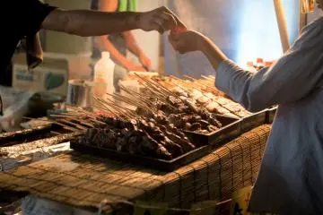 Yakitori grilled skewers (Photo: <a href="https://www.yokota.af.mil/News/Photos/igphoto/2000812043/" target="_blank" rel="noreferrer noopener nofollow">Airman st Class Meagan SchutterReleased / U.S. Air Force</a>)