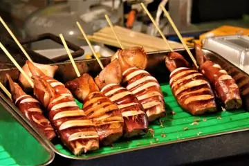 Ikayaki grilled squid (Photo: <a href="https://commons.wikimedia.org/wiki/File:Laika_ac_Mitami_Matsuri_(7574212772).jpg" target="_blank" rel="noreferrer noopener nofollow">Laika ac from USA / CC BY-SA 2.0</a>)