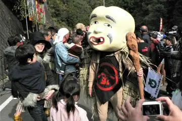 Scaring the kids at the festival (Photo: <a href="https://78577507.at.webry.info/200811/article_15.html#comment" target="_blank" rel="noreferrer noopener nofollow">Image by 徳島 ロ-カル線てくてく紀行</a>)