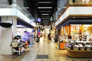 ร้านค้าต่างๆ มีสาขาร้าน Claire ที่นี่ด้วย