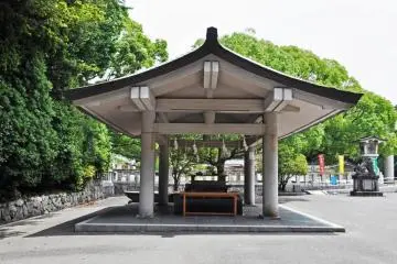 The chōzubachi (the place where you wash your hands before entering the shrine). (Photo: Michelle Madden)