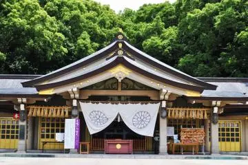 <p>ด้านหน้าของศาลเจ้าได้รับการตกแต่งอย่างสวยงามด้วยสีขาวและสีทอง</p>
