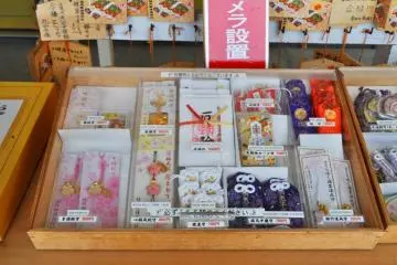 <p>ที่ศาลเจ้าที่คุณสามารถซื้อเครื่องลาง นำกลับไปกับคุณ</p>