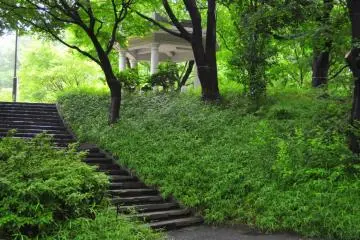 <p>Sebuah gazebo kuno terselip di antara pepohonan</p>