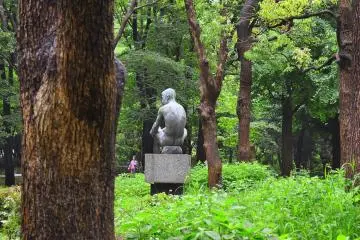 <p>Patung yang indah dan rumit menonjol di antara pepohonan</p>