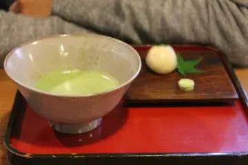 A simple cup of green tea with a bonne bouche